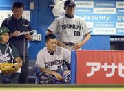 中日の谷繁元信（もとのぶ）捕手（前列中央）＝２０１５年７月２５日、東京都新宿区・神宮球場（塩浦孝明撮影）