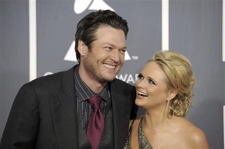 米大物カントリー歌手同士のブレイク・シェルトンさん（左）とミランダ・ランバートさん＝２０１１年２月１３日、米カリフォルニア州ロサンゼルス（ＡＰ）