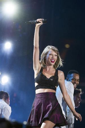 米人気歌手、テイラー・スウィフトさん＝２０１５年７月１１日、米ニュージャージー州イーストラザフォード（ＡＰ）