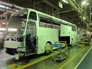 三菱ふそうトラック・バス子会社の三菱ふそうバス製造の工場では、フル稼働で観光バスや路線バスなど大型バスの生産が行われている＝７月２４日、富山市婦中町