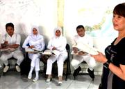 ２０１６年度の介護福祉士候補生を目指す日本語コースの生徒と高橋彩子教諭（右端）＝インドネシア西ジャワ州のチルボン看護大学