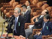 衆院平和安全法制特別委員会の中央公聴会で自説を述べる法政大学法学部教授の山口二郎氏（左）＝２０１５年７月１３日、国会（斎藤良雄撮影）