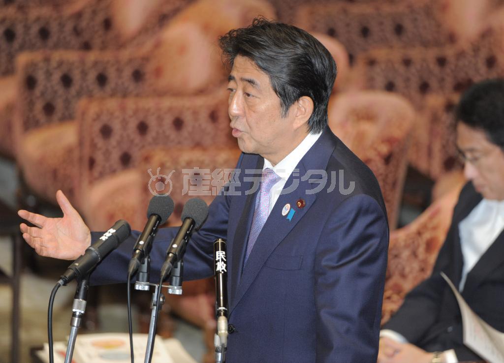 衆院平和安全法制特別委員会で、百田尚樹（ひゃくた・なおき）氏が出席した文化芸術懇話会に関する質問に答える安倍晋三（しんぞう）首相＝２０１５年６月２６日午後、衆院第１委員室（斎藤良雄撮影）