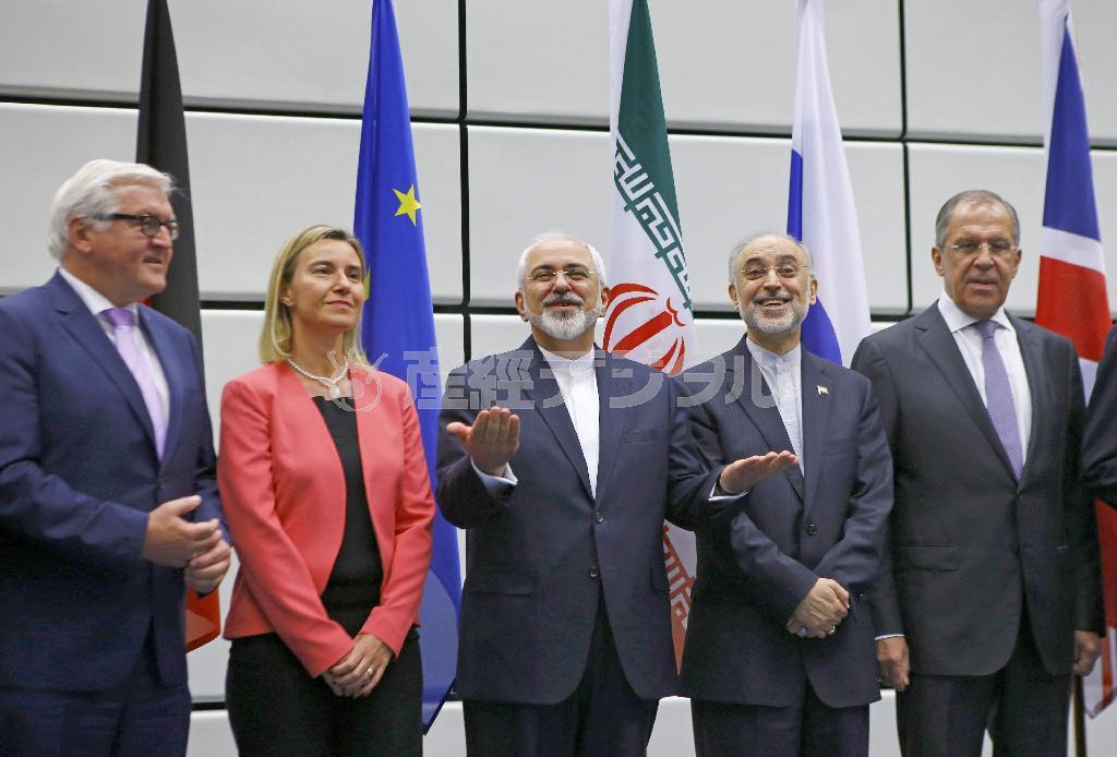 ７月１４日、イラン核協議が行われた首都ウィーン市内のホテルで、写真撮影に臨むイランのモハマド・ザリフ外相（中央）や関係国の外相ら＝２０１５年、イラン（ロイター＝共同）