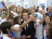２０１５年夏季ユニバーシアード大会の入賞者と自撮り写真を撮るロシアのドミトリー・メドベージェフ首相＝２０１５年７月１７日、ロシア・首都モスクワ（ロイター）