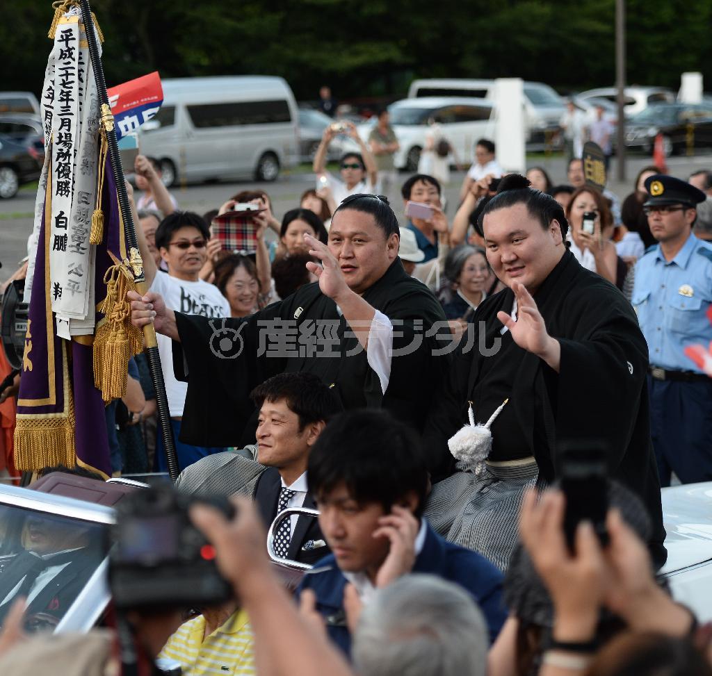 白鵬（右）のパレードでは旭天鵬（きょくてんほう、左）が旗手を務めた＝２０１５年７月２６日、愛知県名古屋市中区の愛知県体育館（森本幸一撮影）