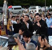 白鵬（右）のパレードでは旭天鵬（きょくてんほう、左）が旗手を務めた＝２０１５年７月２６日、愛知県名古屋市中区の愛知県体育館（森本幸一撮影）