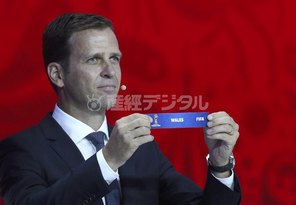 抽選に臨むドイツのチームマネージャー、オリバー・ビアホフ氏＝２０１５年７月２５日、ロシア・サンクトペテルブルグ（ＡＰ）