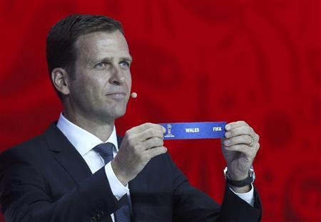 抽選に臨むドイツのチームマネージャー、オリバー・ビアホフ氏＝２０１５年７月２５日、ロシア・サンクトペテルブルグ（ＡＰ）