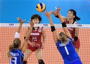 決勝リーグのイタリア戦でスパイクを放つ鍋谷（なべや）友理枝（奥右）＝２０１５年７月２５日、米ネブラスカ州オマハ（ＡＰ）