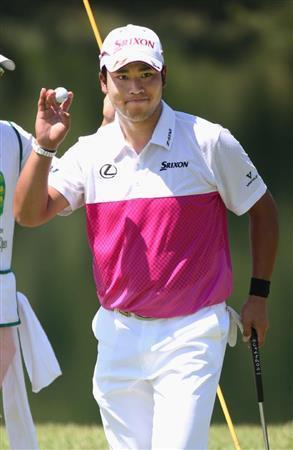 最終日、９番でバーディーを決め、声援に応える松山英樹＝２０１５年７月２６日、福島県西白河郡西郷村のグランディ那須白河ＧＣ（共同）