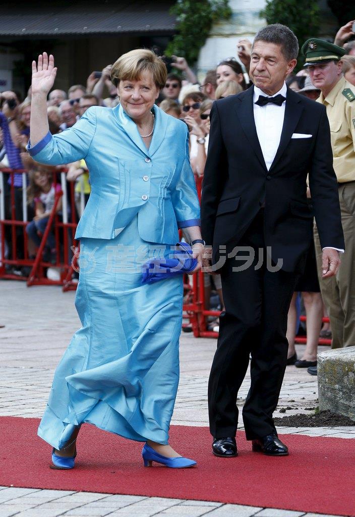 アンゲラ・メルケル独首相（左）と夫の化学者、ヨアヒム・ザウアーさん＝２０１５年７月２５日、ドイツ・バイエルン州バイロイト（ロイター）