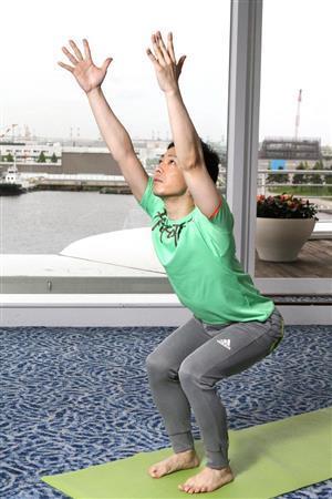 椅子のポーズ＝２０１５年６月１８日（田中幸美撮影）