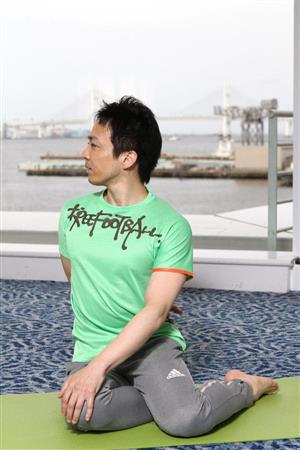 聖者のねじりのポーズ＝２０１５年６月１８日（田中幸美撮影）