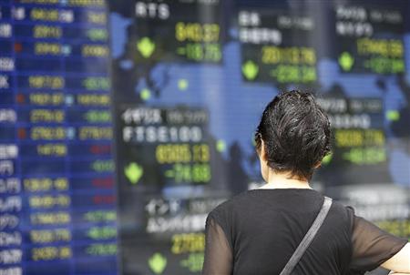 ２８日の東京市場の株価は、上海株の影響で大幅続落で取引が始まった（ＡＰ）