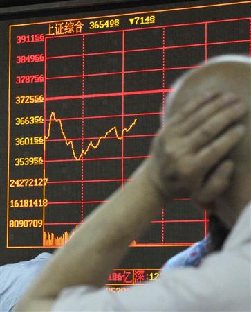北京の証券会社で、上海株価の電光掲示板を見る個人投資家＝２８日（共同）