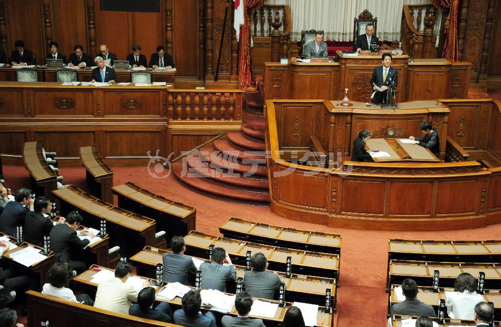 安保関連法案の審議が始まった参院本会議で答弁する安倍晋三（しんぞう）首相＝２０１５年７月２７日午後、国会（斎藤良雄撮影）