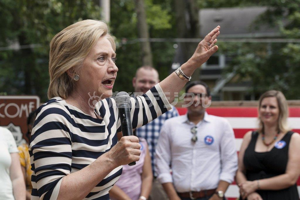 ７月２５日、米アイオワ州デモインで演説するヒラリー・クリントン前国務長官。その行く先々でメディア対応の悪さが常態化し、大統領への道を再び阻むリスク要因になりかねないと指摘されている＝２０１５年（ロイター）