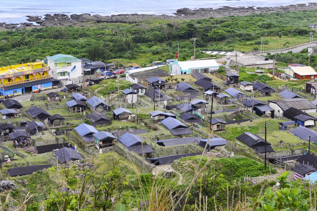 台風から住居を守るため、母屋は半地下式の建物が並ぶ野銀村の集落＝２０１５年５月１５日、台湾・蘭嶼島（今井竜也撮影）