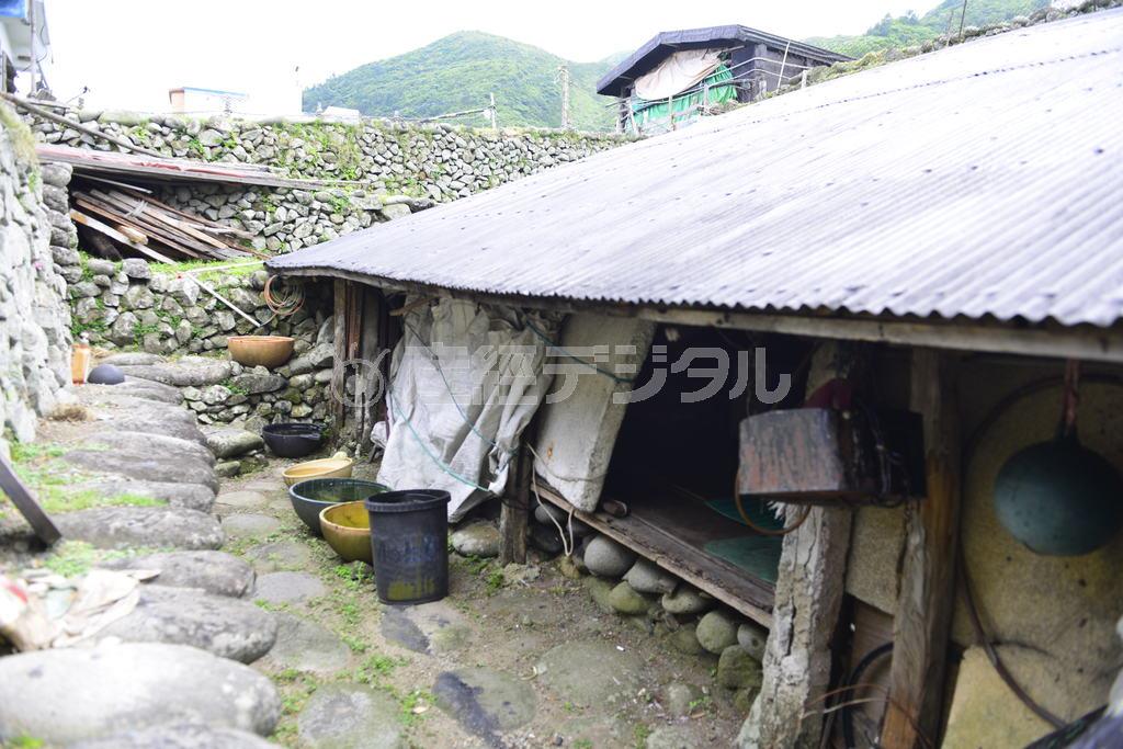 半地下式の曽那野さんの家＝２０１５年５月１６日、台湾・蘭嶼島（今井竜也撮影）