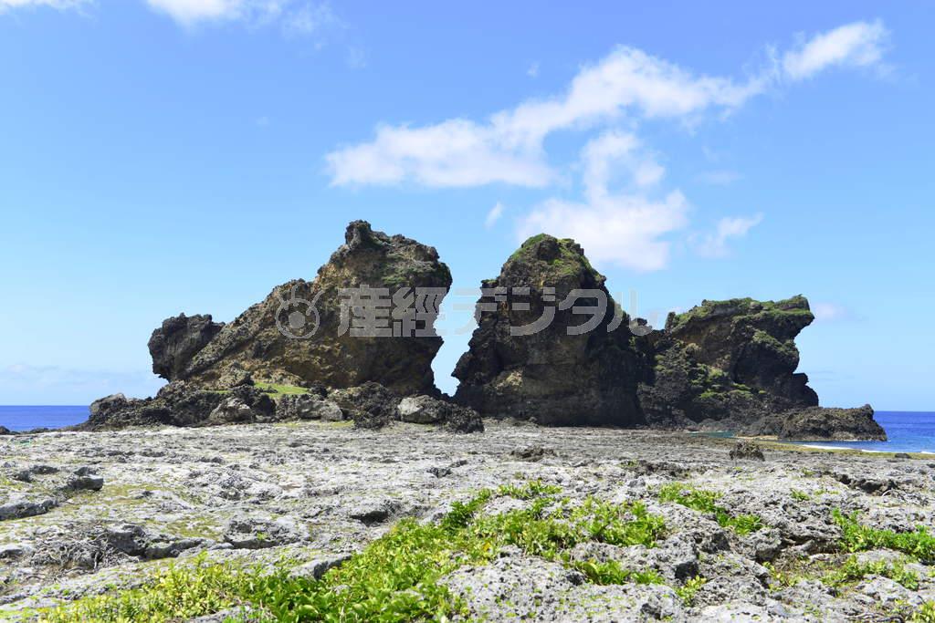 奇岩「双獅岩」。２匹のライオンが向き合っているかのようだ＝２０１５年５月１５日、台湾・蘭嶼島（今井竜也撮影）
