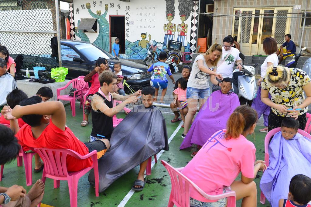 台北から訪れたボランティアの美容師に髪をカットしてもらう島民たち。楽しそうだ＝２０１５年５月１６日、台湾・蘭嶼島（今井竜也撮影）