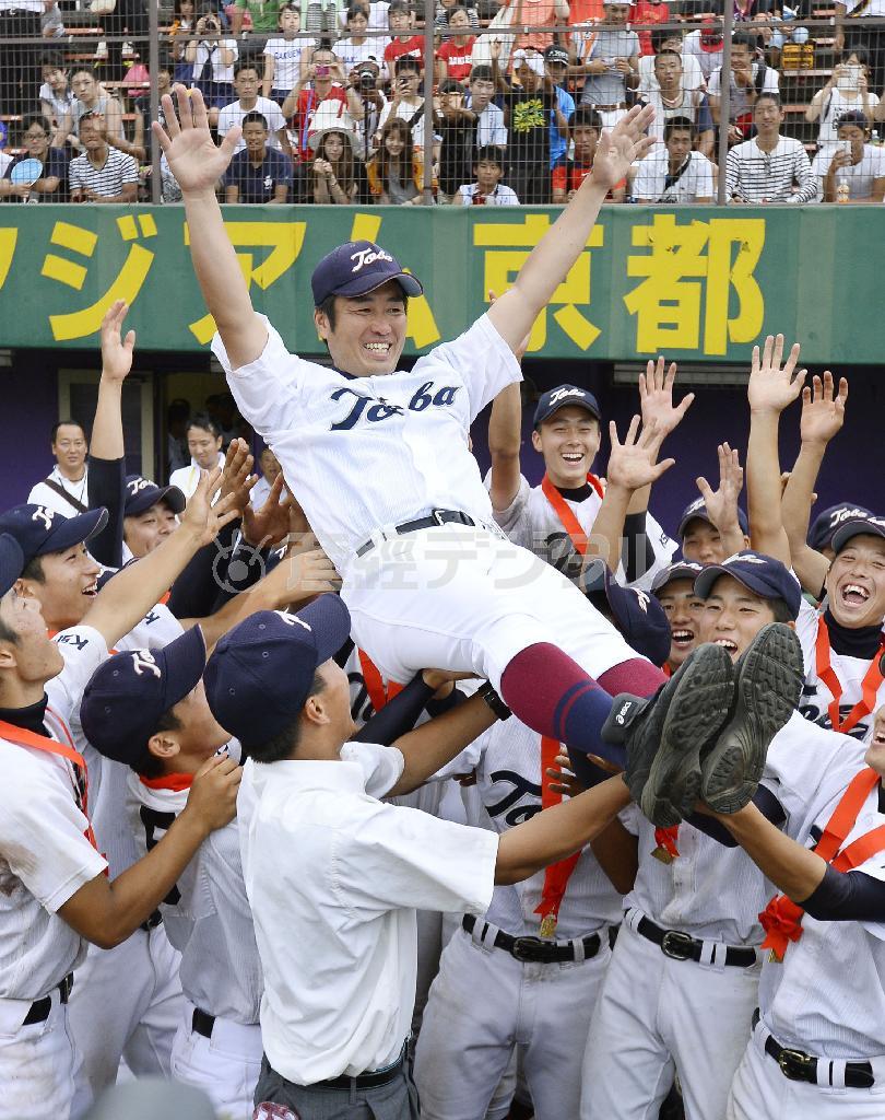 甲子園出場を決めナインに胴上げされる鳥羽の山田知也監督＝２０１５年７月２７日、京都市右京区の「わかさスタジアム京都」（共同）