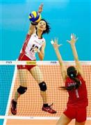 ロシア戦でスパイクを放つ迫田さおり（左）＝２０１５年７月２６日、米ネブラスカ州オマハ（ゲッティ＝共同）