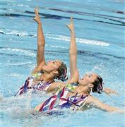 銅メダルを獲得した乾友紀子（右）、三井梨紗子組の演技＝２０１５年７月２６日、ロシア連邦タタールスタン共和国・カザニ（共同）