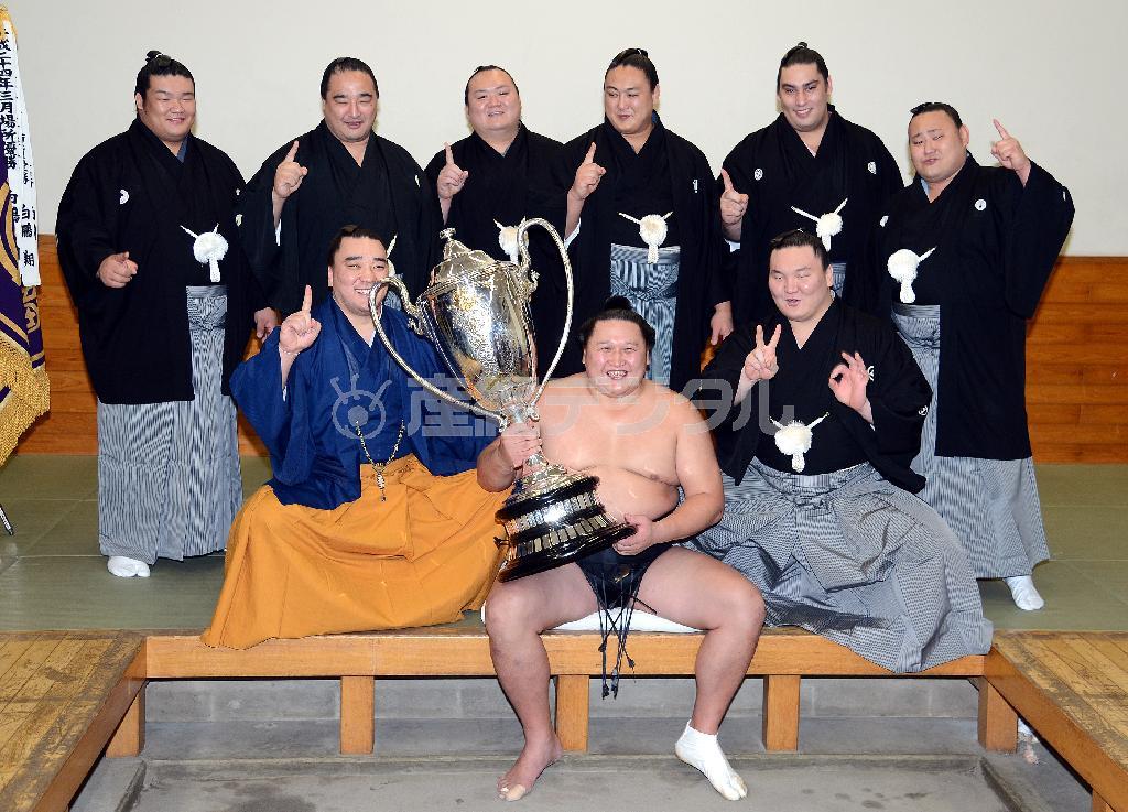 ２０１２年夏場所で、３７歳８カ月の史上最年長での初優勝を決め、モンゴル勢力士と記念写真におさまる旭天鵬（きょくてんほう、前列中央）。その左は横綱（当時は大関）日馬富士（はるまふじ）、右は横綱白鵬＝２０１２年５月２０日、東京都墨田区・両国国技館（戸加里真司撮影）