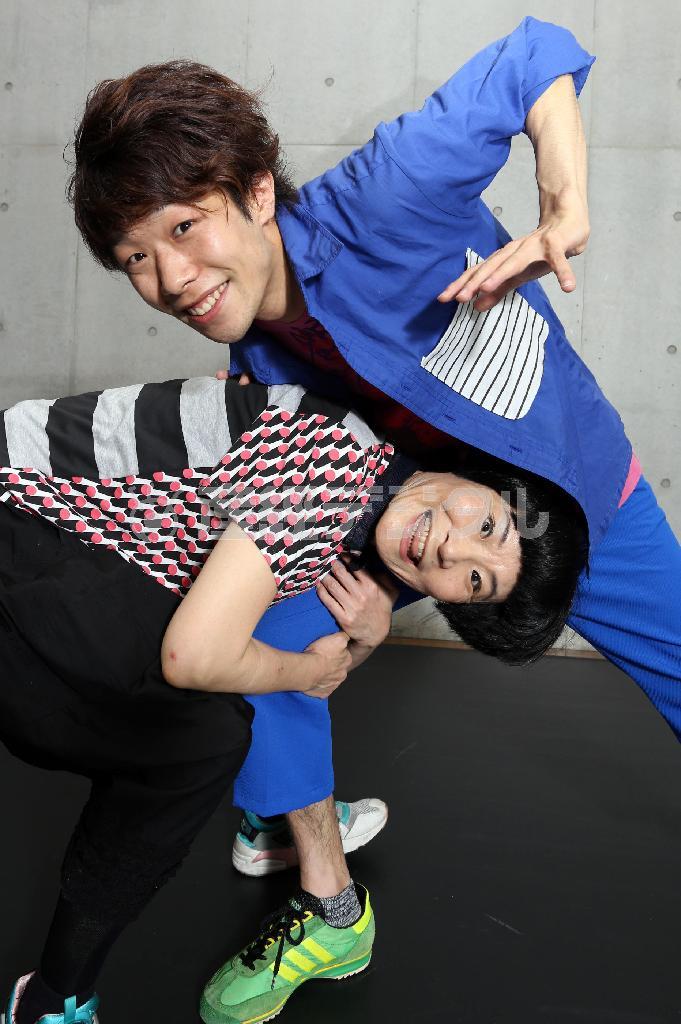 鳥獣戯画には「動物たちが相撲をとる場面がある」と再現してみせる片桐はいりさん（左）とスズキ拓朗さん＝２０１５年７月１６日、東京都世田谷区（野村成次撮影）