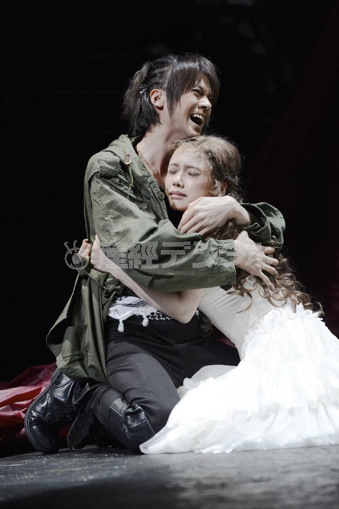 俳優の浦井健治さん（左）とソニンさん＝２０１５年７月１３日（細野晋司さん撮影、提供写真）