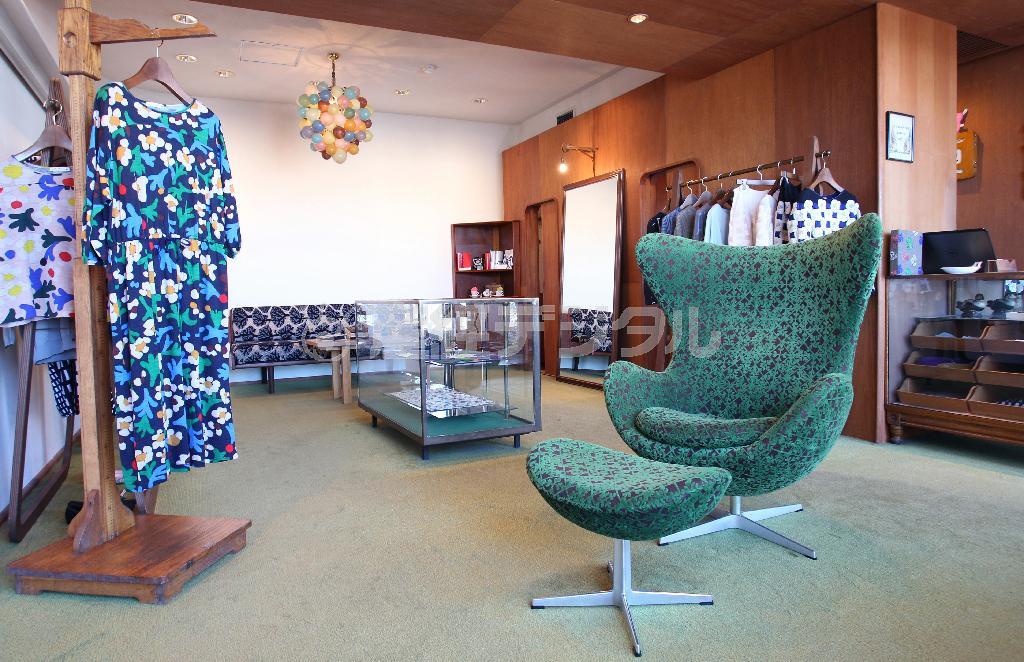 ２０００年にオープンしたブランド初の直営店である「ミナ＿ペルホネン＿白金台」。テキスタイルをまとったフリッツハンセンのエッグチェアやビンテージ家具が店内に置かれている＝２０１５年７月２２日、東京都港区（荻窪佳撮影）