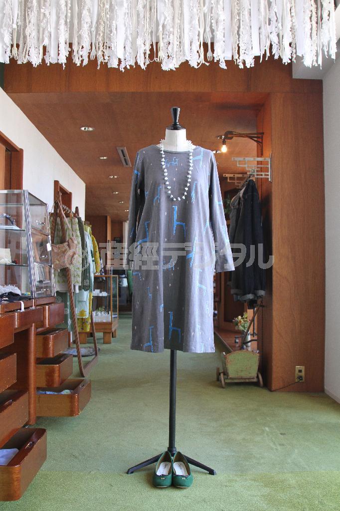 草原をゆったりと移動するキリンの情景をプリントしたカットソードレス「ｇｉｒａｆｆｅ」（２万５０００円）＝２０１５年７月２２日、東京都港区（荻窪佳撮影）