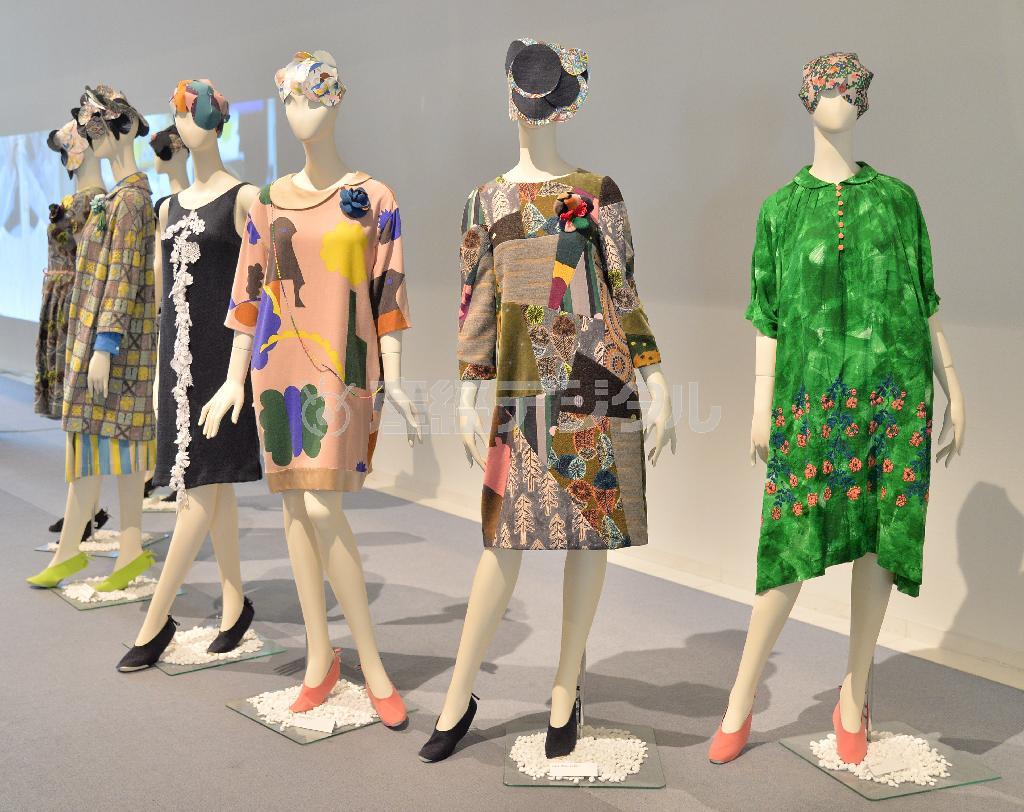 展覧会「１∞ミナカケル」では、過去から今まで発表してきたコレクションの一部を年代ミックスのコーディネートで展示＝２０１５年６月７日、東京都港区（三尾郁恵撮影）