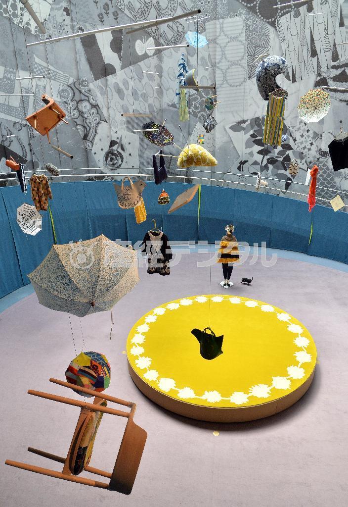 展覧会「１∞ミナカケル」の宙に浮いたディスプレー＝２０１５年６月７日、東京都港区（三尾郁恵撮影）