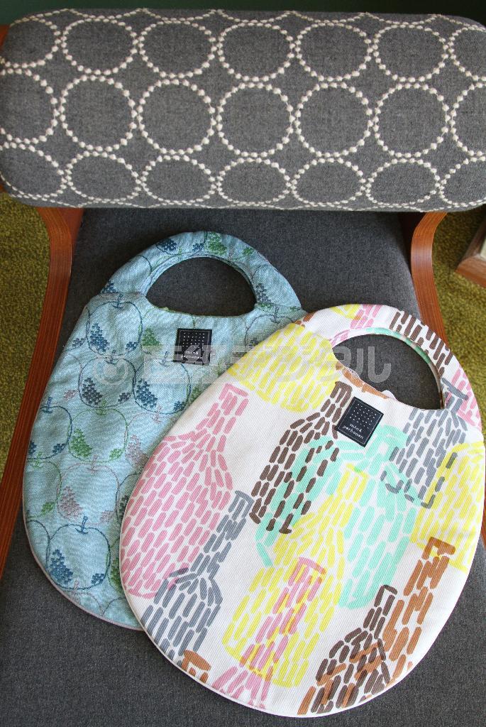 たまご形のバッグ「ｅｇｇ＿ｂａｇ」は、コレクションを発表するたびに新しいテキスタイルで作り重ねている＝２０１５年７月２２日、東京都港区（荻窪佳撮影）