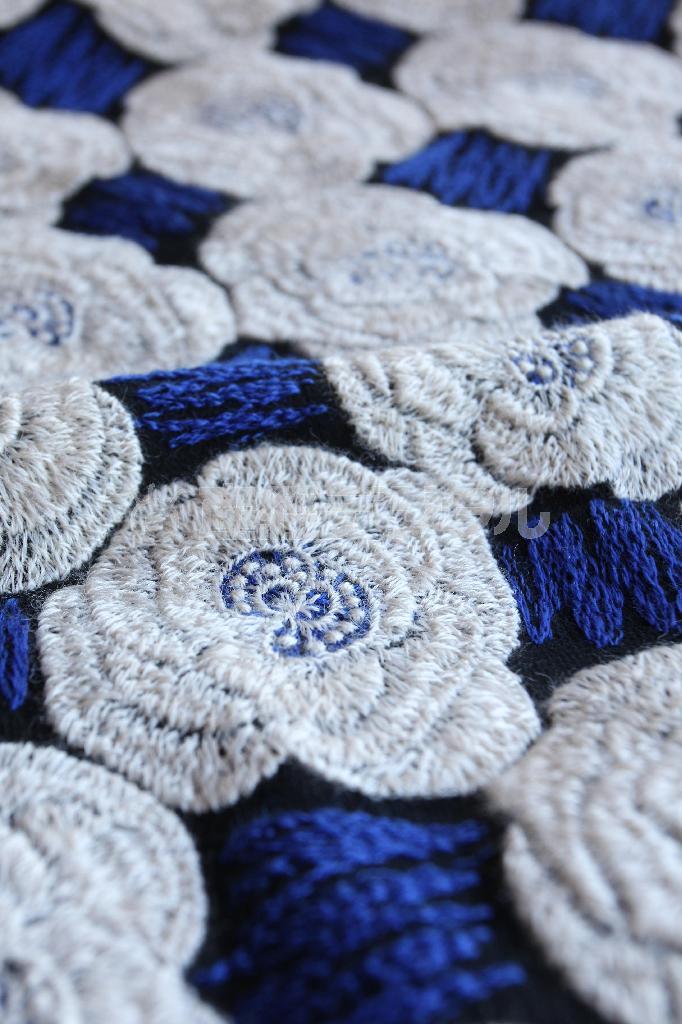 ステッチを幾重にも重ねた刺繍（ししゅう）でバラを表現したテキスタイル「Ｒｏｓａｓ」＝２０１５年７月２２日、東京都港区（荻窪佳撮影）