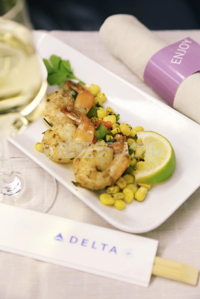 細長いお皿は引きで撮ると実際より、量が少なく感じる写真になってしまいます。少し斜めにして画角にたくさん具が入るように撮るとよい でしょう。そして手前にワイングラスをボケさせると、とても飛行機の中とは思えない、レストランで撮ったかのように見える絵ができます。機内は暗いので感度を上げて 撮影しましょう＝２０１５年６月１８（須藤夕子さん撮影）