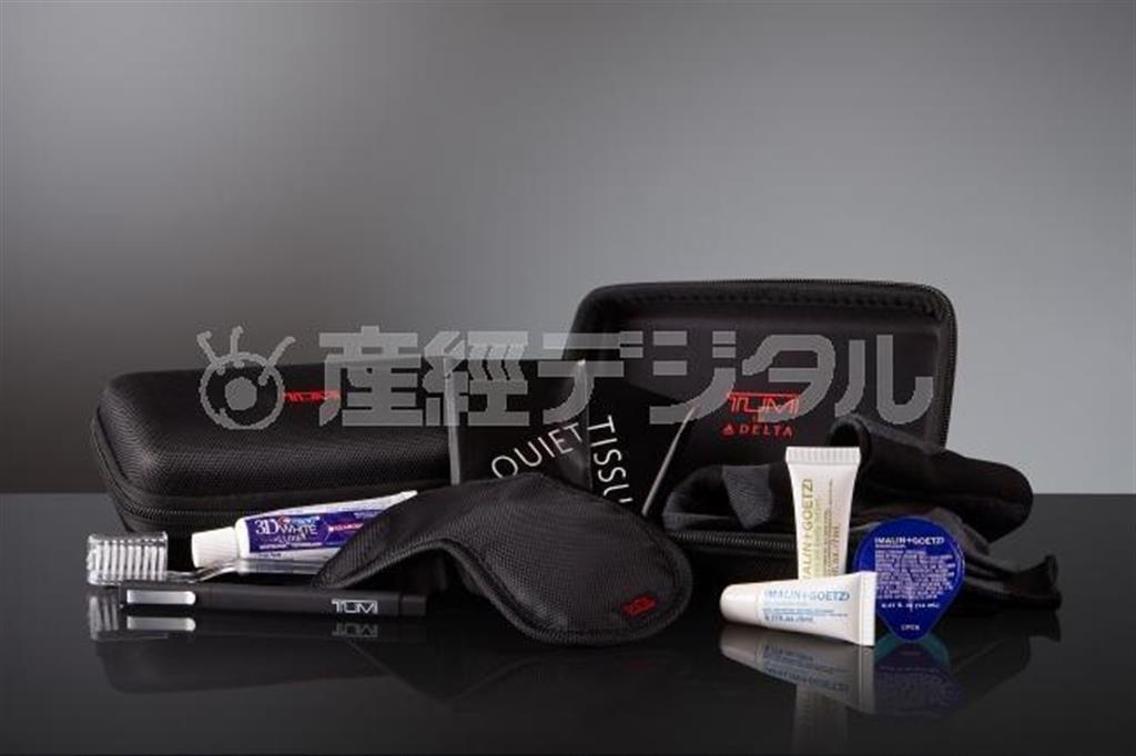 アメニティーは、ＴＵＭＩのケース入り。ＴＵＭＩのアイマスクやロゴ入りボールペン、マリン＆ゴッツのローション とリップクリーム、マウスウオッシュ。歯ブラシセット、ティッシュ、耳栓、靴下、眼鏡ふきが入っています。ＴＵＭＩケースはハードとソフトがあり、往路と復路で異なる デザインのケースが提供されます。対象は太平洋横断路線、ハワイ路線、アジアの長距離路線（デルタ航空提供）