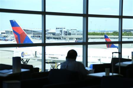 飛行機の発着が見え、飛行機を撮影するには一番楽な場 所かもしれません。オートで撮影する場合、外の飛行機にしっかりとピントを合わせて、白くて丸みのある機体はピントが合いにくいので、ロゴマークなど色の付いた場所 を狙うとピントが合いやすいでしょう＝米ニューヨーク（須藤夕子さん撮影）