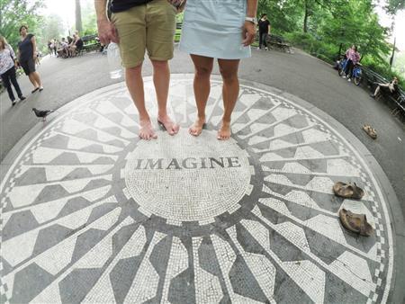 こちらの写真は、オーストラリアから来たカップル、素足で自分たちの 足を入れてｉＰｈｏｎｅで撮影しているところを撮らせてもらいました。広角レンズのついたコンパクトカメラで、脱いだ靴や周りの雰囲気を入れて撮影しました＝２０１５年６月１７日、米ニューヨーク（須藤夕子さん撮影）