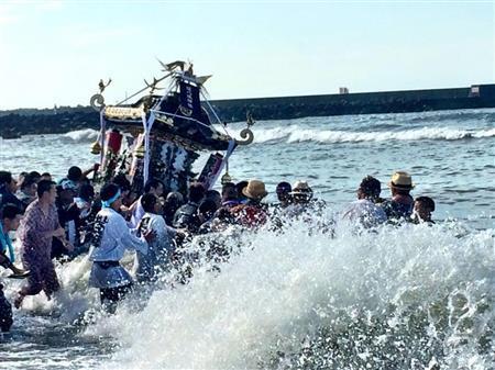 【読者写真（山本俊さん、タイトル「みこし」）】須藤夕子先生のワンポイントレッスン「茅ケ崎の浜降祭というお祭りで撮影された作品です。水しぶきが上がった瞬間、おみこしは斜めになり、今にも倒れそうな勢いを感じ、音まで聞こえそうな迫力です。麦わら帽子をかぶっておみこしを担いでいる人の姿はあまり見かけませんが、茅ケ崎ならではという感じが出ていて、とても面白い作品ですね！」（提供写真）