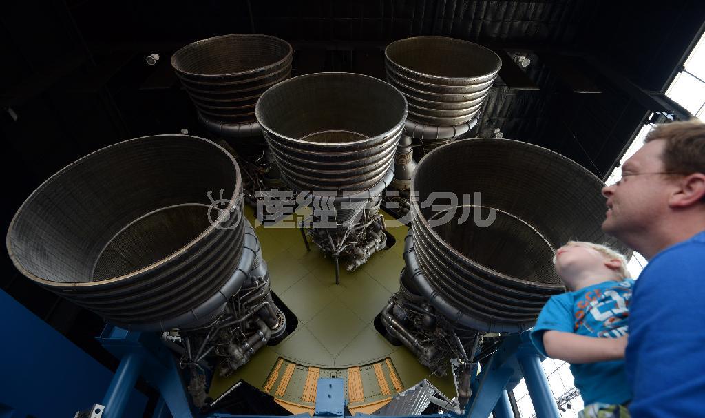 横倒しで展示されている大迫力のサターンＶ型ロケット。５基のエンジンに触れられそうなほどの近さで見学できる＝２０１５年３月２６日、米アラバマ州ハンツビルのアメリカ宇宙ロケットセンター（川口良介撮影）