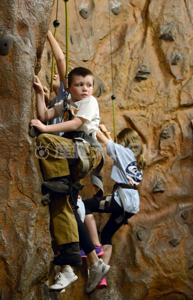 火星の山「オリンポス山」を登ってみようというコンセプトのロープクライミングアトラクションに、多くの子供が挑戦していた＝２０１５年３月２６日、米アラバマ州ハンツビルのアメリカ宇宙ロケットセンター（川口良介撮影）