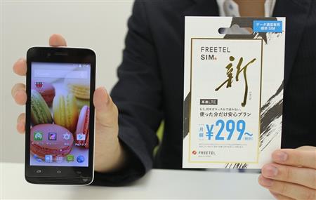 約１万円の「プリオリ２」（左）はスマホ入門者に最適なスマホ。ＦＲＥＥＴＥＬのＳＩＭカード（右）とセットで購入する人が多いという