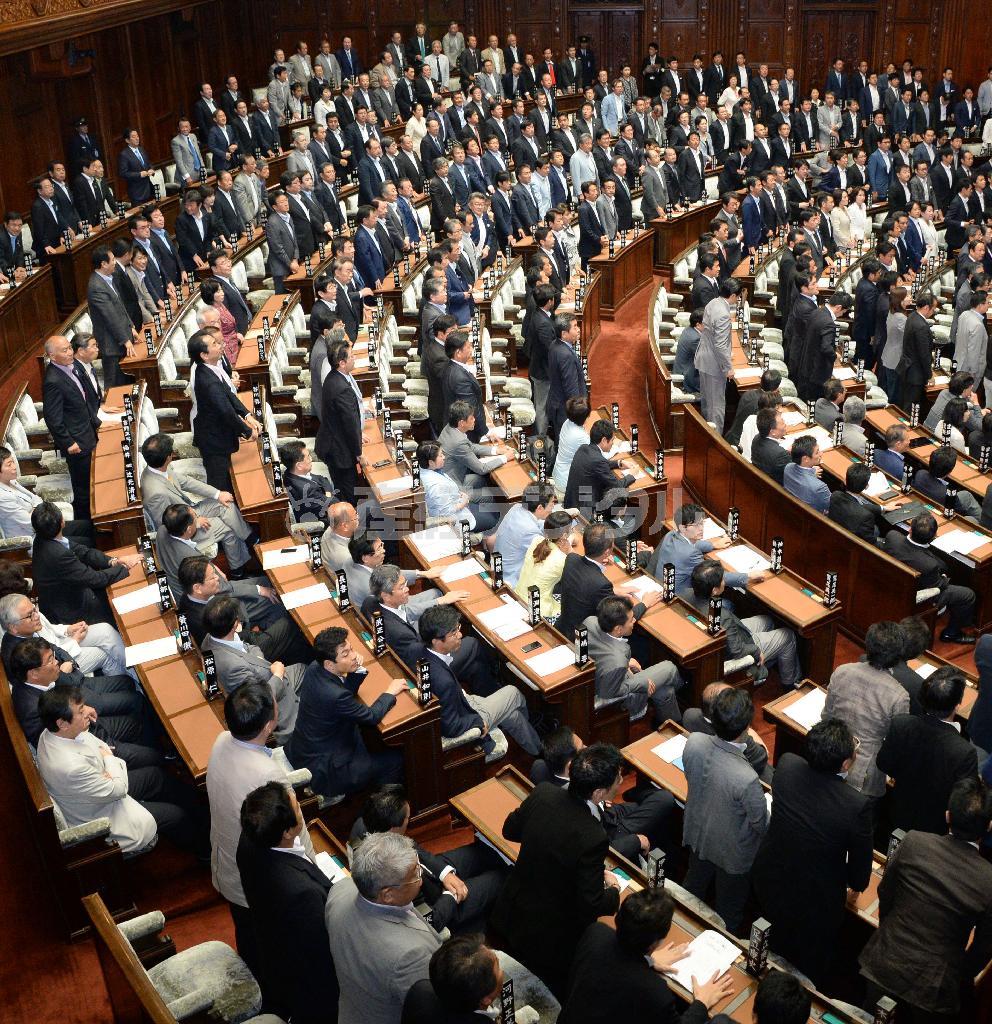 合区などで選挙区定数を「１０増１０減」する公職選挙法改正案が可決、成立した衆院本会議＝２０１５年７月２８日午後、衆院本会議場（酒巻俊介撮影）