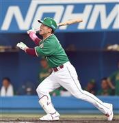 一回に中安打を放ち日本通算２０００安打を達成した楽天の松井稼頭央（かずお）＝２０１５年７月２８日、秋田県秋田市の秋田県立野球場（斎藤浩一撮影）