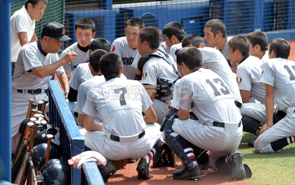 二回、ナインを集めアドバイスを送る横浜高校・渡辺元智（もとのり）監督（左）＝２０１５年７月２８日、神奈川県横浜市中区の横浜スタジアム（荒木孝雄撮影）