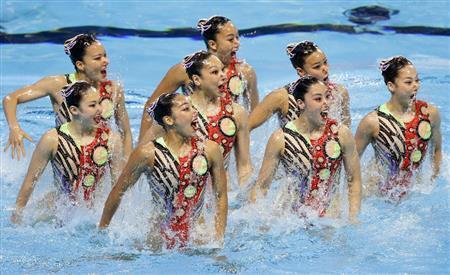 チーム・テクニカルルーティン決勝で、勢いのある演技を見せた日本代表＝２０１５年７月２７日、ロシア連邦・タタールスタン共和国カザニ（共同）